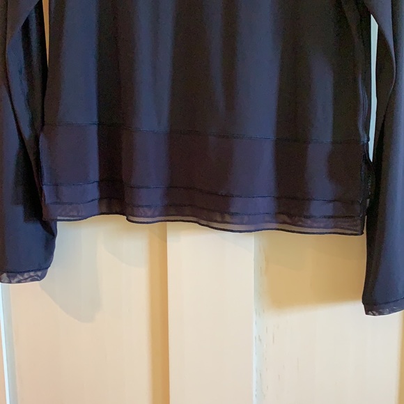 Lululemon navy top with mesh bottom detail - Picture 3 of 5